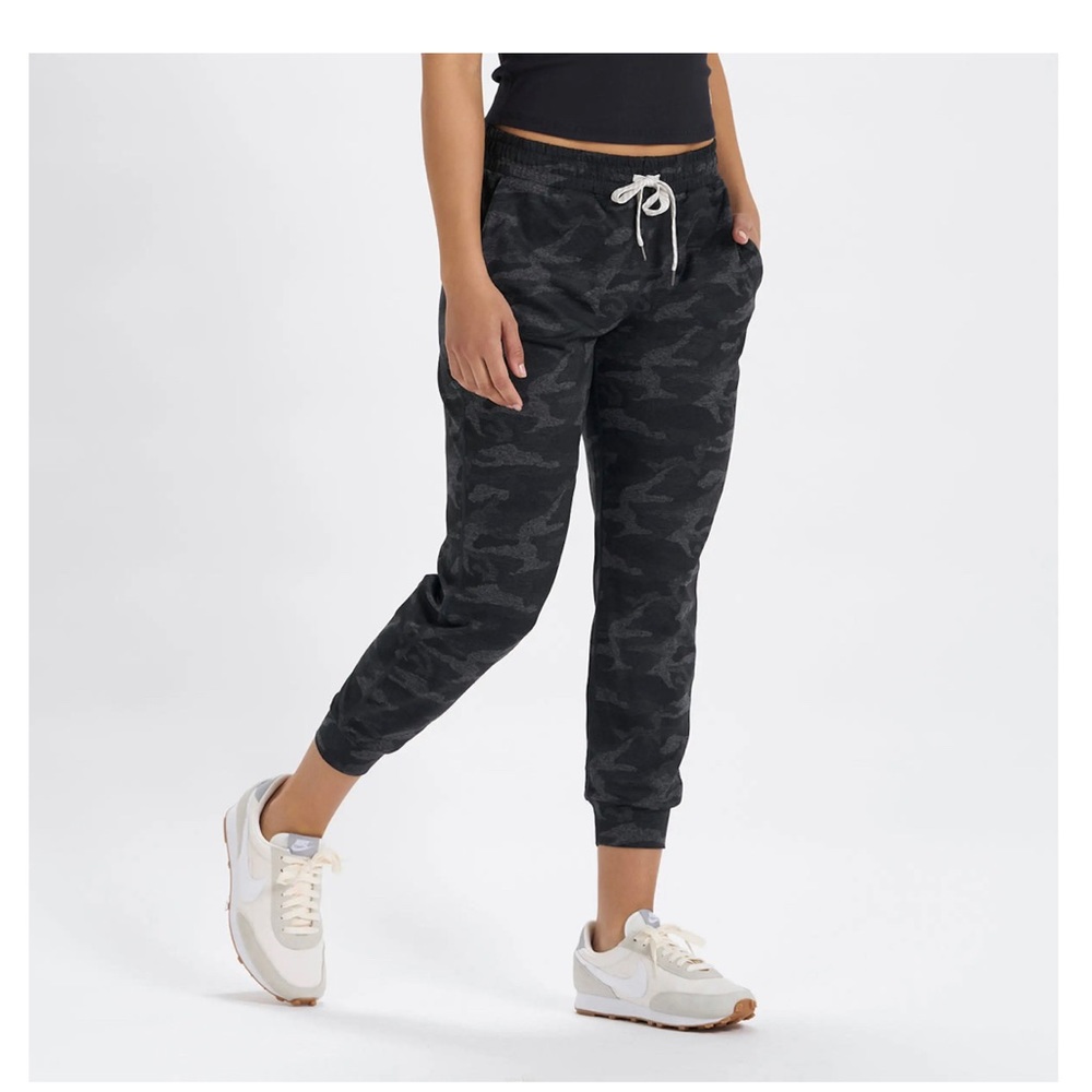 Vuori Performance Joggers Black Camo Size XL